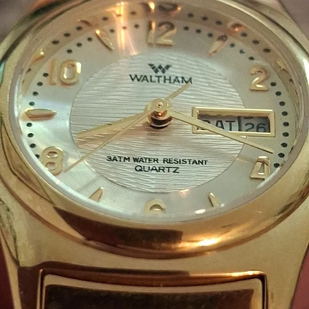 Waltham WEO19 Ladies Goldtone Watch. Quartz Movement, Day/Date, Stretch Band.